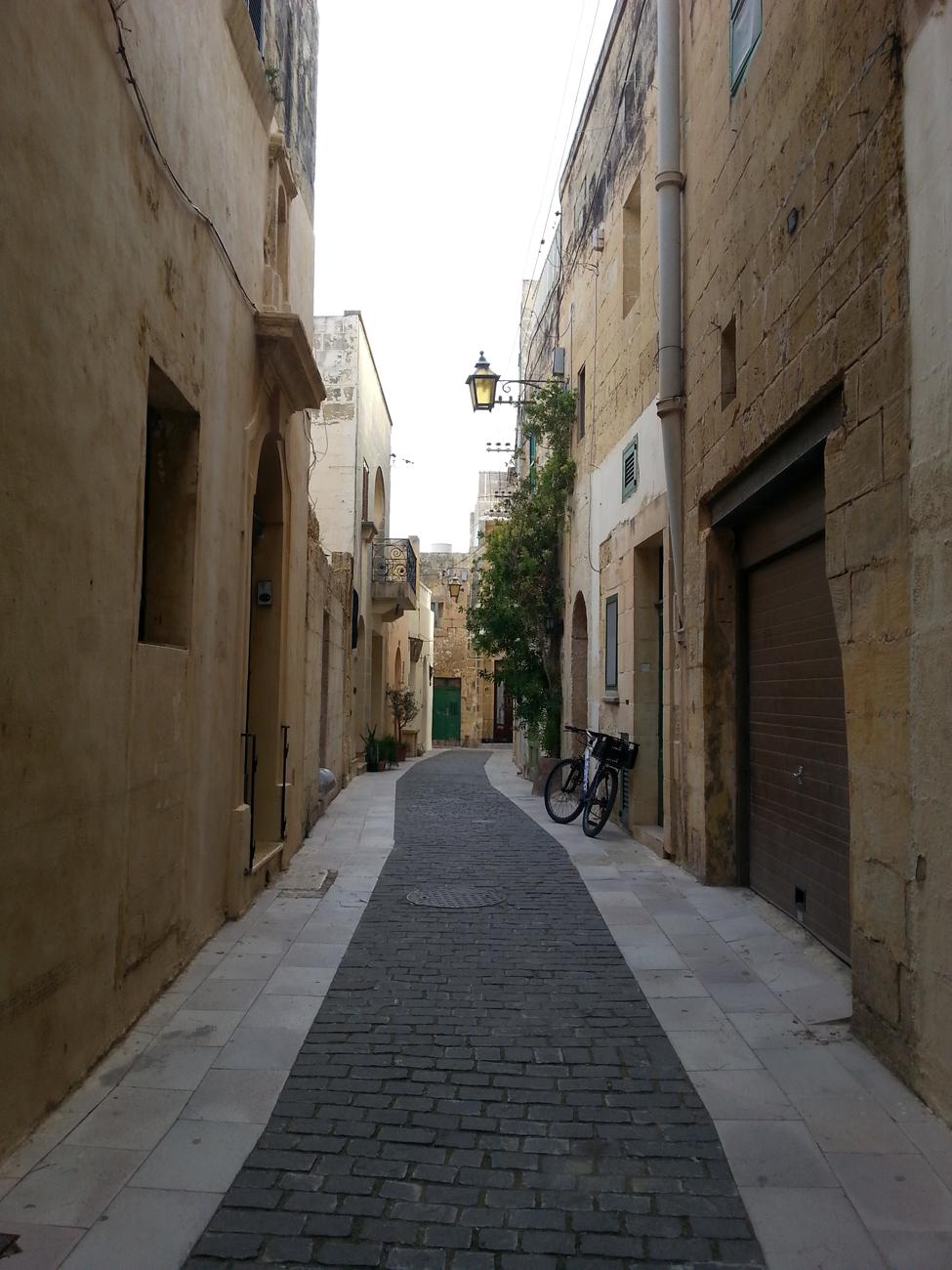 03 Malta wąska uliczka architektura wapień