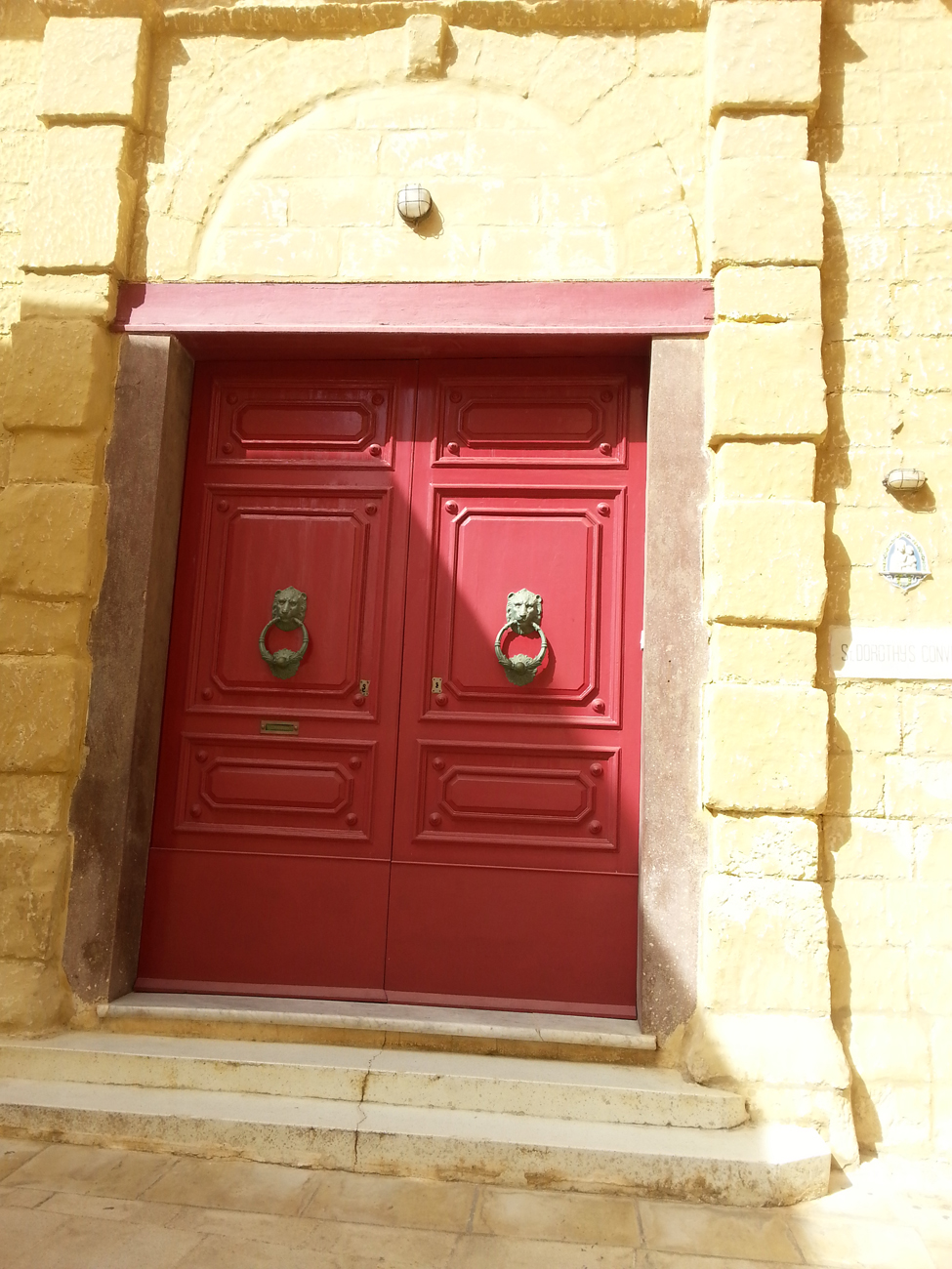 13 Malta czerwone drzwi stolarka architektura wapień
