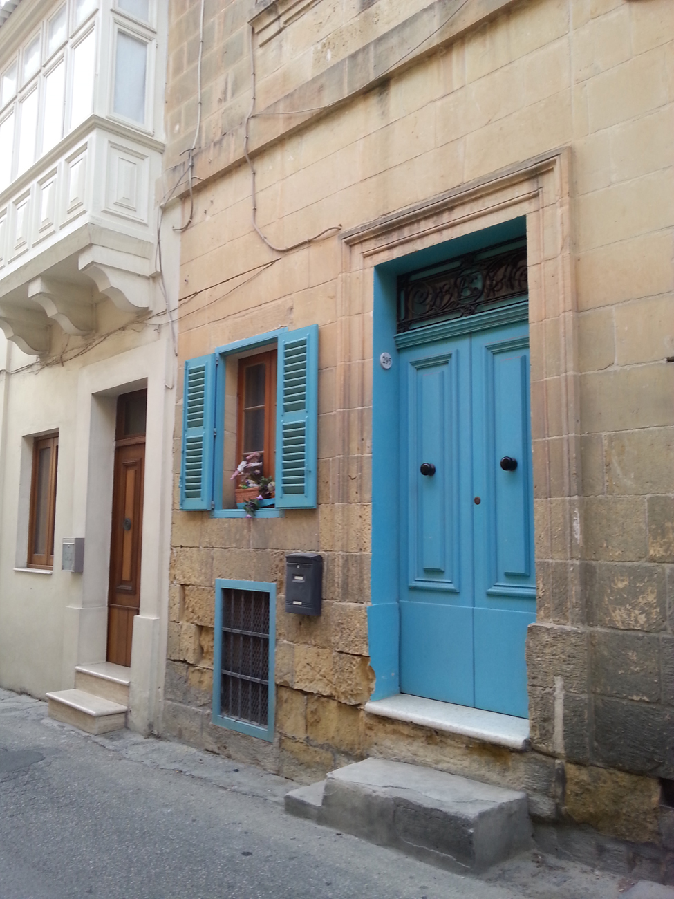 15 Malta błękitne drzwi stolarka architektura wapień