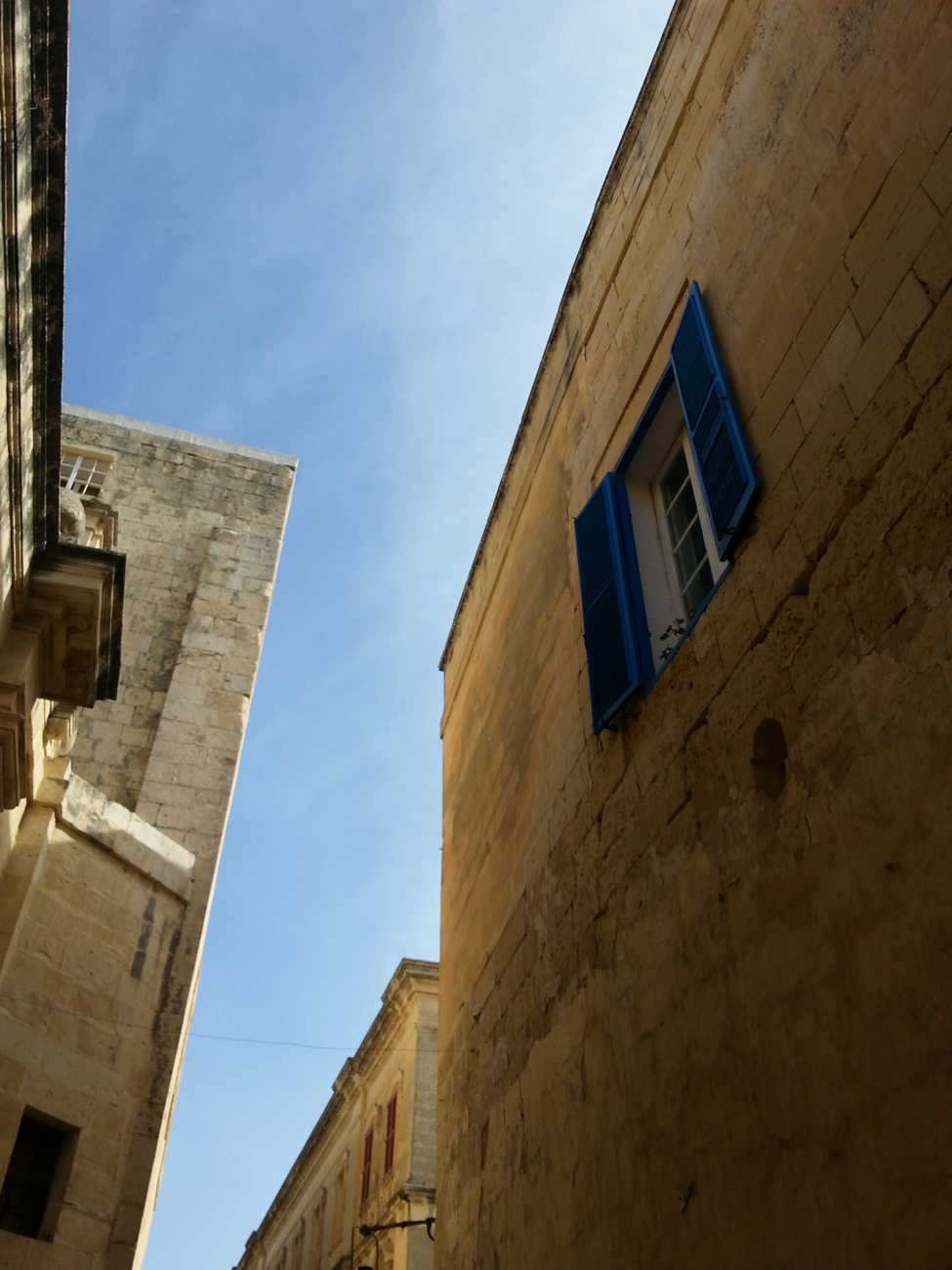 22 Malta niebieskie okiennice architektura wapień